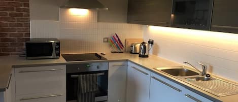 Refrigerador, microondas, horno, placa de cocina