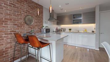 Réfrigérateur, micro-ondes, four, plaque de cuisson