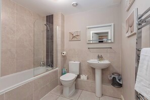 Baignoire, sèche-cheveux, serviettes fournies