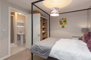 2 bedrooms, soundproofing, iron/ironing board, WiFi - Luxury Lancaster Apartment with Parking (Lancaster)