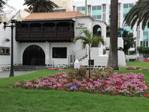 Um edifício com uma placa que diz