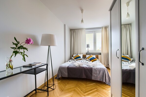 2 habitaciones, escritorio, tabla de planchar con plancha y wifi 