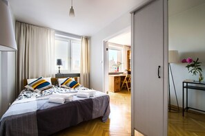 2 bedrooms, desk, iron/ironing board, WiFi - Plac Trzech Krzyzy – 2 room apartment  (Warsaw)