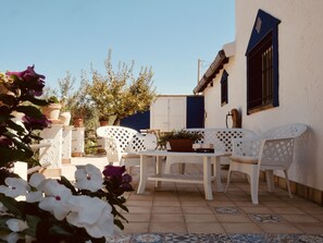 Outdoor dining - sea view villa immersed in olive grove (sciacca)