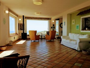 TV, books - sea view villa immersed in olive grove (sciacca)