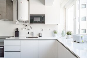 Kühlschrank, Mikrowelle, Ofen, Herdplatte