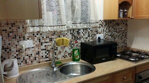 Refrigerador, microondas, horno y tetera eléctrica