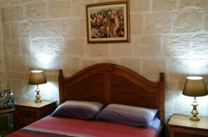 1 habitación, tabla de planchar con plancha, wifi gratis y ropa de cama