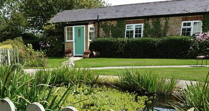 Luxury studio suite at Hawthorn Farm, kingsize bed, jacuzzi bath, private garden
