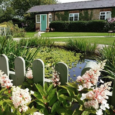 Luxury studio suite at Hawthorn Farm, kingsize bed, jacuzzi bath, private garden