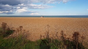 A wide, open beach with a clear sky and distant horizon. - Luxury studio suite at Hawthorn Farm, kingsize bed, jacuzzi bath, private garden (Canterbury)
