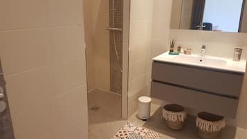 Shower, towels