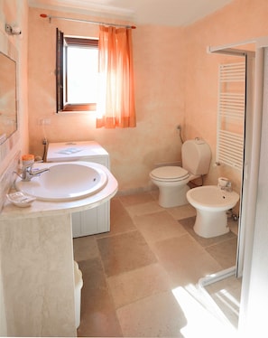 Doccia, asciugacapelli, bidet, asciugamani