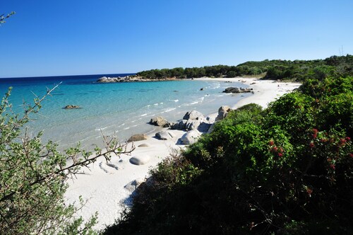 House with garden and porch 100 meters from the sea, free and equipped beach