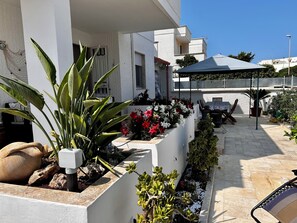 Outdoor dining - Crescent cottage in Torre Santa Sabina di Carovigno (BR) (Torre Santa Sabina - Carovigno (Br))