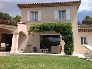Terrace/patio - Villa 150m2 with pool and garden. Magnificent sea and hills. near the beach (Sainte-Maxime)