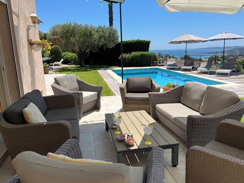 Villa 150m2 mit Pool und Garten. Magnificent Meer und Hügeln. in der Nähe des Strandes