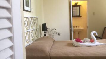 3 habitaciones, tabla de planchar con plancha, internet y ropa de cama