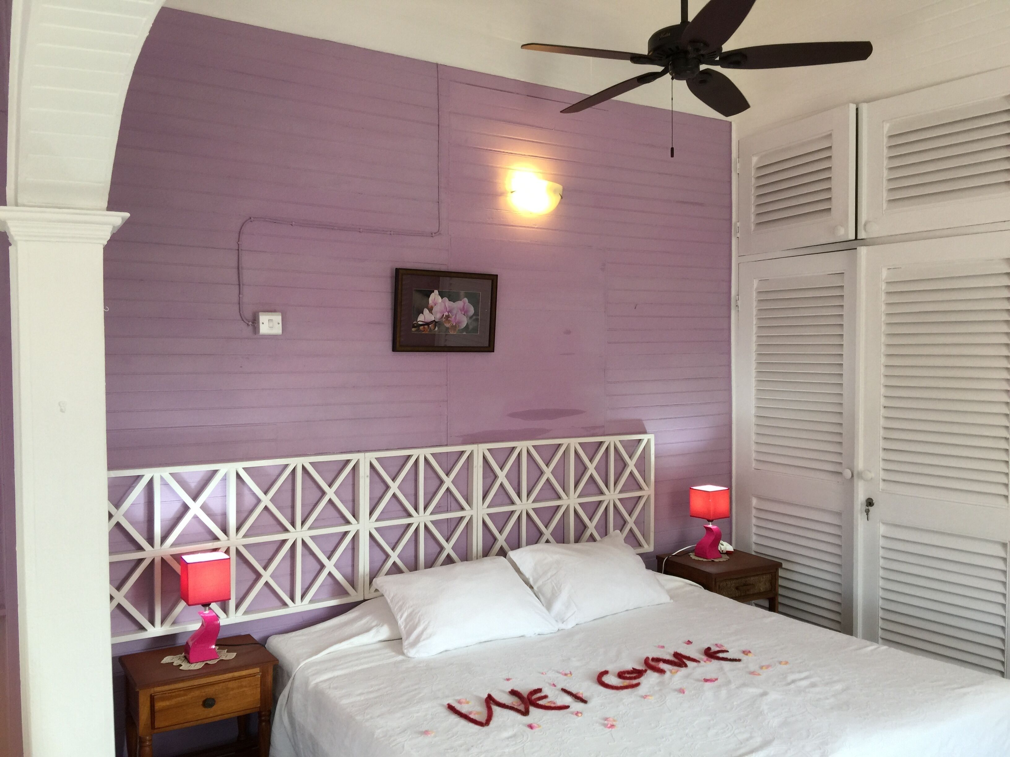 3 habitaciones, tabla de planchar con plancha, internet y ropa de cama 