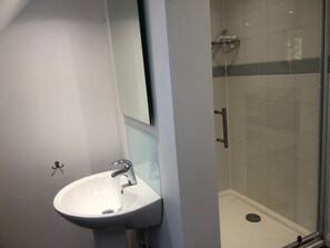 Hair dryer, towels, soap, shampoo - Rural Retreat in deepest Sussex (Lewes)
