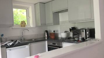 Jääkaappi, mikroaaltouuni, uuni, liesi