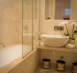 Ensemble douche/baignoire, baignoire à jets, sèche-cheveux, bidet