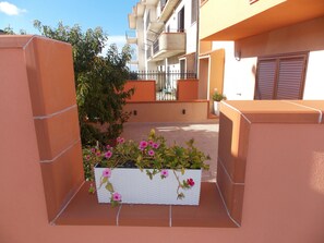 Property grounds - Apartment with garden and "Luna Rossa" terrace (Tusa)