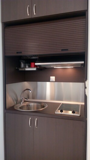 Fridge, stovetop, coffee/tea maker, toaster