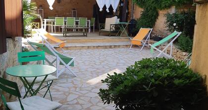 ELISA †maison de village: piscine, jardin, préau, terrasse clÎturés. PROMOTION.