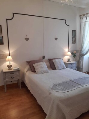 5 bedrooms, iron/ironing board, travel cot, free WiFi - ELISA ❤ village house: fenced pool, garden, courtyard, terrace. PROMOTION. (Saint-Martin-Le-Redon)
