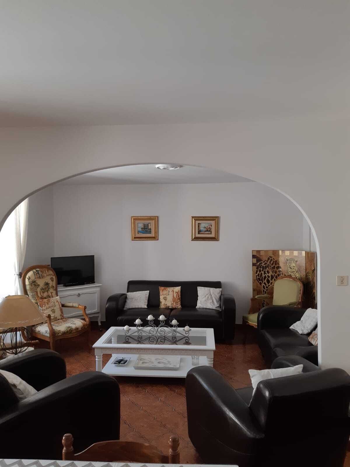 Televisión, chimenea, reproductor de DVD y libros 