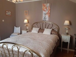 5 bedrooms, iron/ironing board, travel cot, free WiFi - ELISA ❤ house ☆☆☆ with fenced pool, garden, yard, terrace. PROMOTION. (Saint-Martin-Le-Redon)