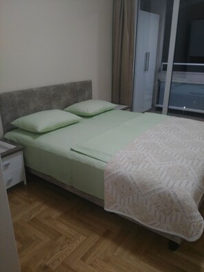 2 bedrooms, iron/ironing board, Internet, bed sheets - vlado app    Beograd (Belgrade)