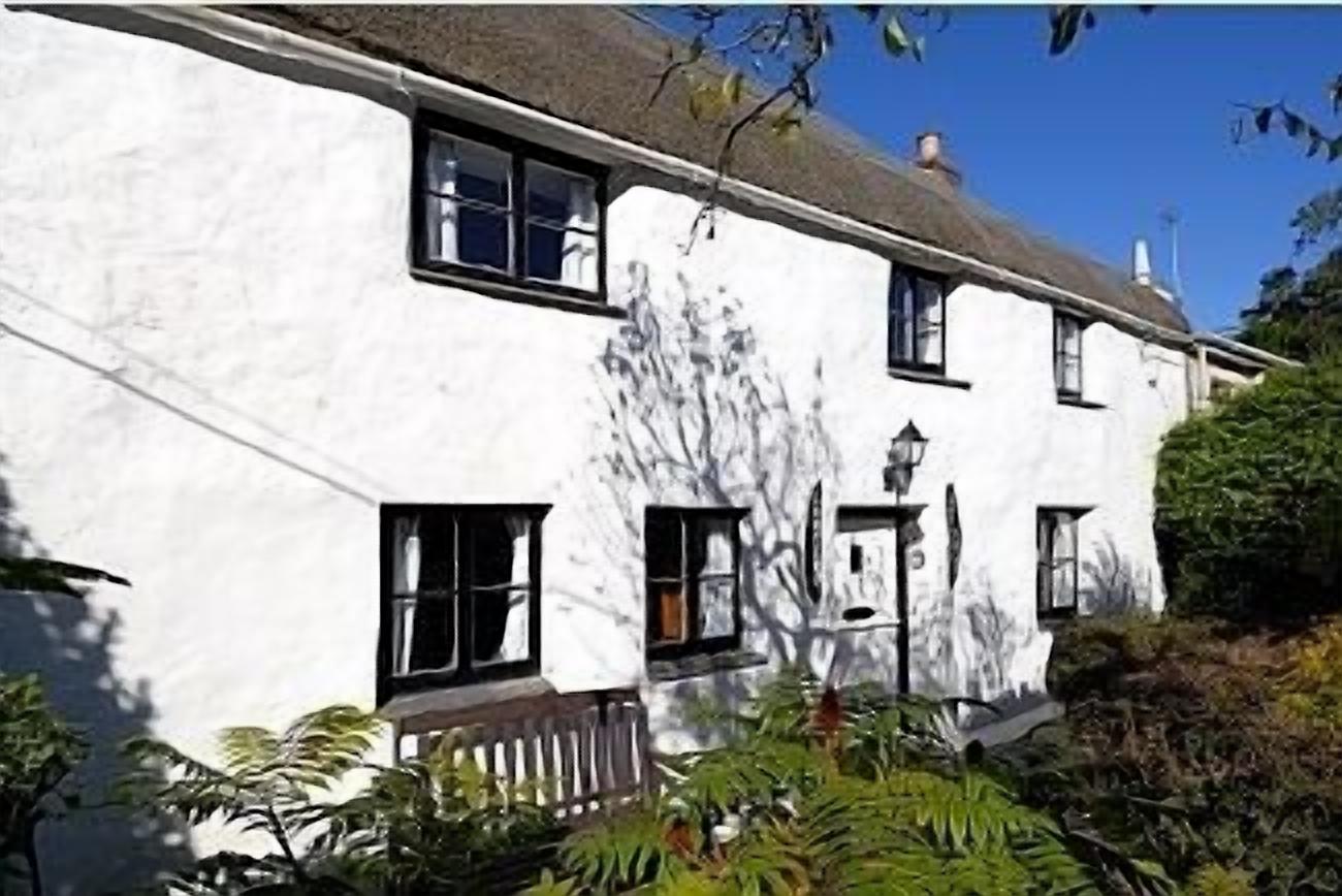 A Thatched Cottage in St Agnes very near the beach, garden, parking for 2 cars.