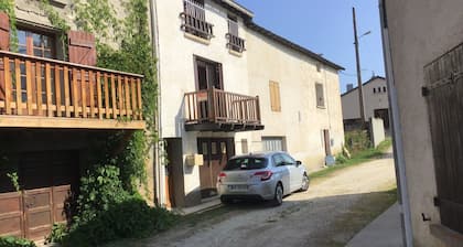 Maison de village avec balcon situĂ©e Ă Camurac 1200 m dâaltitude.