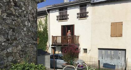 Dorfhaus mit Balkon in Camurac 1200 m über dem Meeresspiegel.