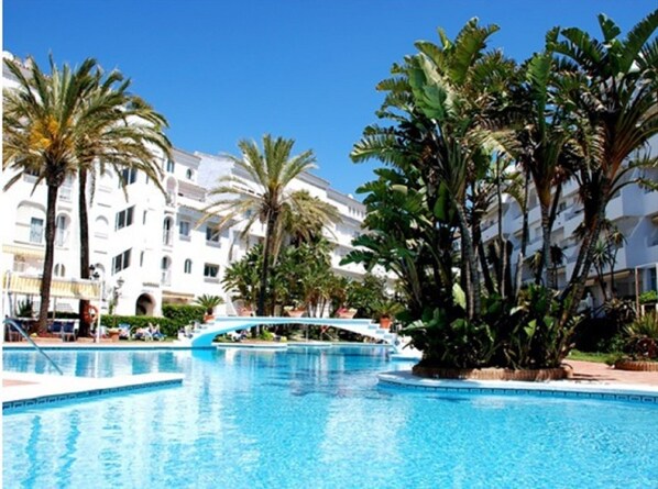 Een binnenzwembad en een buitenzwembad