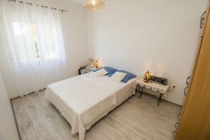 3 habitaciones, tabla de planchar con plancha, wifi y ropa de cama 