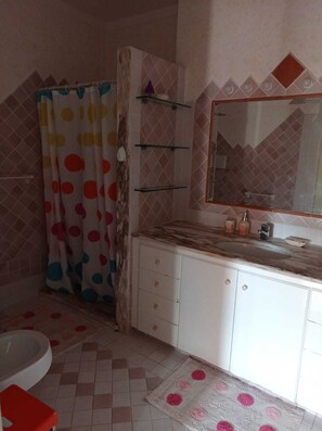 Doccia, asciugacapelli, bidet, asciugamani