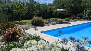 Een buitenzwembad en een verwarmd zwembad