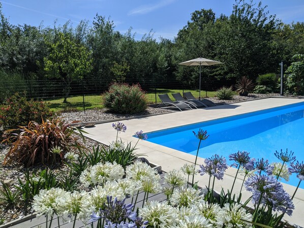 Een buitenzwembad en een verwarmd zwembad