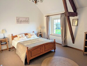 3 slaapkamers, een strijkplank/strijkijzer, reisbedje, gratis wifi