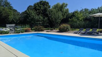 Een buitenzwembad en een verwarmd zwembad