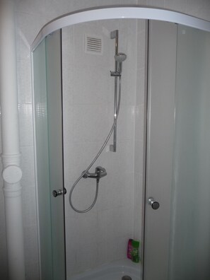 Kostenlose Toilettenartikel, Haartrockner, Handtücher, Toilettenpapier