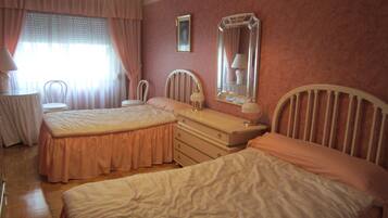 3 slaapkamers, een strijkplank/strijkijzer, beddengoed