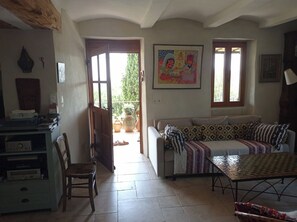 TV, peis, bøker og stereoanlegg