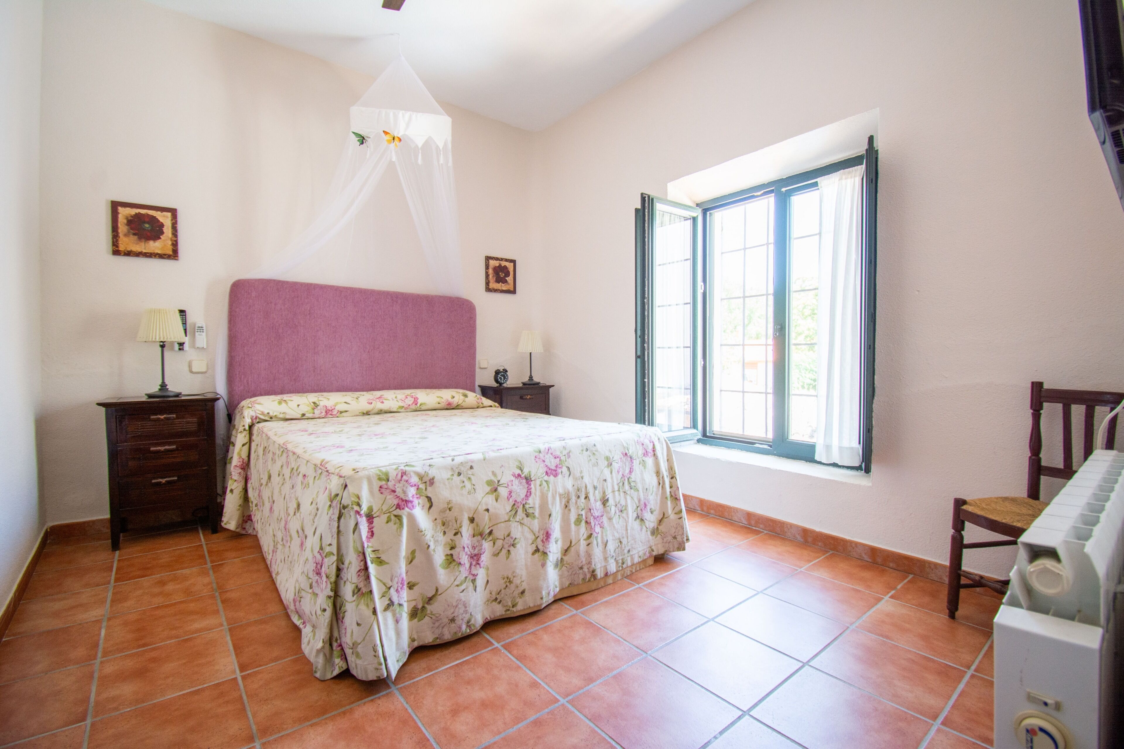 3 bedrooms, iron/ironing board, travel crib, WiFi (free)