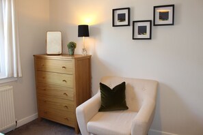 Een smart-tv en boeken