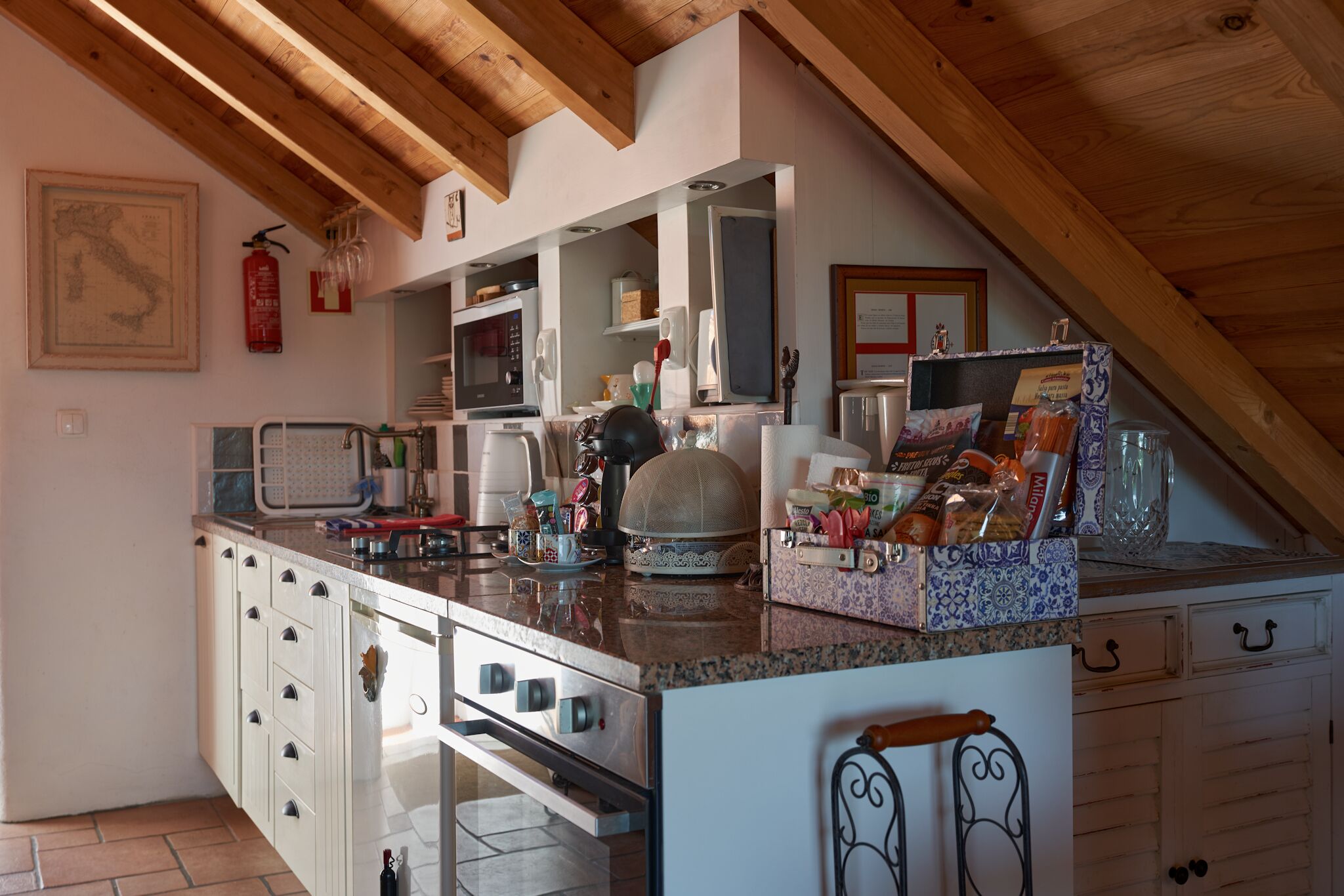 Queen bed studio loft apartment - bathroom, kitchenette & terrace 7km Obidos