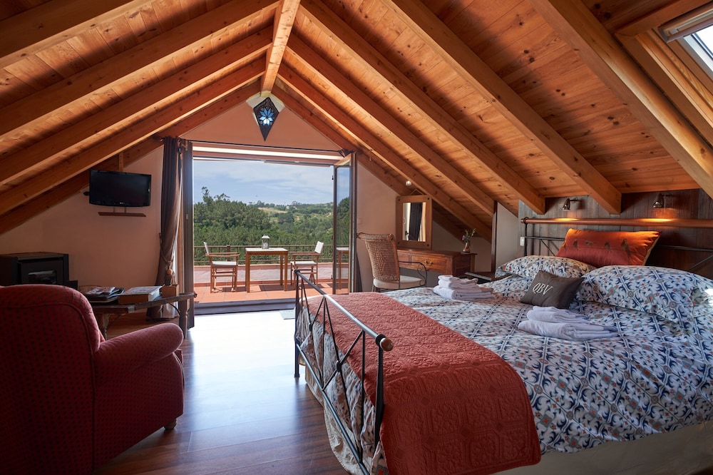 Queen bed studio loft apartment - bathroom, kitchenette & terrace 7km Obidos